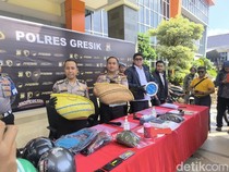 Polisi Bekuk 6 Orang Saat Gerebek Judi Sabung Ayam di Gresik
