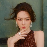 Qi Wei juga ‘laris manis’ di dunia drama. Dia berperan di sedikitnya 28 judul drama China, dan aktif muncul di puluhan program acara TV. Foto: Instagram/@qiwei_stephy