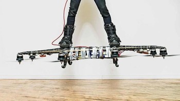 Hoverboard dulu diprediksi bakal menjadi alat transportasi masa depan yang membuat manusia melayang di atas tanah. Popularitasnya makin besar berkat budaya pop era 1980-an dan 1990-an, bahkan militer AS sudah bereksperimen sejak 1950-an lewat prototipe seperti Hiller VZ-1 Pawnee. Namun hingga kini, hoverboard sejati belum terwujud. Yang ada hanya papan roda self-balancing atau demo levitasi magnetik terbatas karena teknologi melayang membutuhkan energi besar dan infrastruktur mahal. Foto: Boredpanda