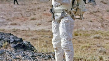 Jetpack komuter dulu digadang-gadang bakal menjadi solusi transportasi pribadi masa depan. Pada 1960-an, para insinyur yakin manusia akan bepergian menggunakan jetpack dalam beberapa dekade berikutnya. Harapan itu muncul setelah demonstrasi Bell Rocket Belt pada 1950-an, meski prototipe tersebut hanya mampu terbang sekitar 21 detik. Kini jetpack modern memang sudah ada, tetapi masih terkendala efisiensi bahan bakar, durasi terbang singkat, risiko keselamatan tinggi, biaya mahal, dan regulasi ketat sehingga belum realistis dipakai sehari-hari. Foto: Boredpanda