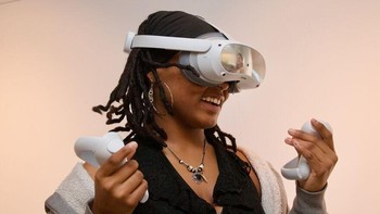 Teknologi wearable immersive reality seperti kacamata AR dan headset VR dulu diprediksi bakal mengubah kehidupan sehari-hari. Sejak istilah augmented reality populer pada 1990-an, banyak orang membayangkan perangkat pintar yang bisa dipakai 24 jam untuk bekerja, berkomunikasi, hingga beraktivitas di dunia virtual. Meski kini headset VR dan smart glasses sudah ada, perangkat tersebut masih terasa besar, kurang nyaman, baterainya terbatas, dan belum praktis digunakan sehari-hari. Akibatnya, teknologi ini lebih banyak dipakai untuk gaming dan pelatihan dibanding kebutuhan harian. Foto: Boredpanda