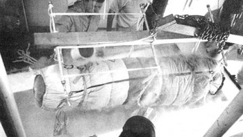 Cryogenic atau pembekuan manusia sempat diprediksi menjadi teknologi yang memungkinkan manusia “ditidurkan” setelah meninggal lalu dihidupkan kembali di masa depan. Sejak 1960-an, ilmuwan mulai membekukan jasad manusia, termasuk James Bedford pada 1967 yang menjadi orang pertama menjalani cryonic suspension. Namun hingga kini belum ada satu pun manusia yang berhasil dihidupkan kembali setelah dibekukan. Kerusakan akibat es, kompleksitas sel tubuh, dan belum adanya metode perbaikan membuat cryogenic masih sebatas eksperimen futuristik. Foto: Boredpanda
