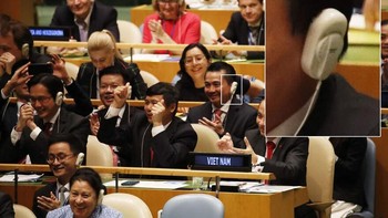 Earphone penerjemah universal dulu diprediksi bakal memungkinkan manusia berbicara lintas bahasa secara instan dan sempurna. Sejak 1970-an, perusahaan teknologi mengembangkan perangkat penerjemah elektronik dan berharap teknologi ini matang pada 2010-an. Kini alat penerjemah real-time memang sudah ada, tetapi hasilnya masih sering kurang akurat dan terasa kaku. Nuansa bahasa, humor, hingga konteks budaya menjadi tantangan besar yang membuat penerjemahan otomatis belum bisa menggantikan komunikasi alami manusia. Foto: Boredpanda