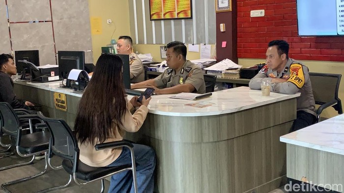 Remaja wanita korban dugaan penganiayaan saat melapor ke Polrestabes Palembang.