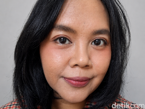 Tampilan wajah memakai blush kombinasi warna Pink Velvet dan Bronze Berry. Keduanya dengan hasil akhir matte.