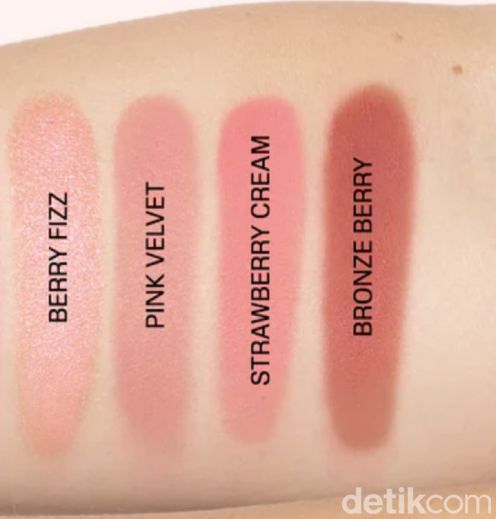 Review Huda Beauty Blush Filter Blurring Blushlighters Palette.