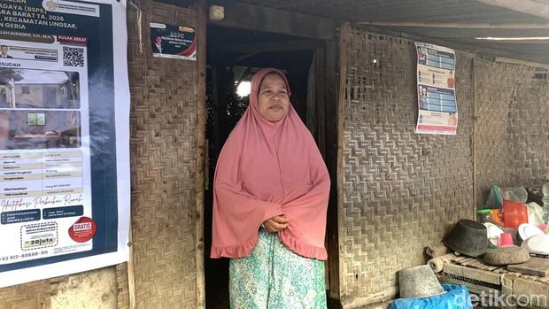 Rohamin berdiri di depan rumahnya di Desa Dasan Geria, Kecamatan Lingsar, Lombok Barat, NTB, Selasa (19/5/2026). (Foto: M Zahiruddin/detikBali)