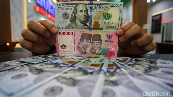 Karyawan menghitung uang pecahan Rupiah dan dolar Amerika Serikat (AS) di gerai penukaran mata uang asing Dolar Asia, Jakarta, Selasa (19/5/2026).