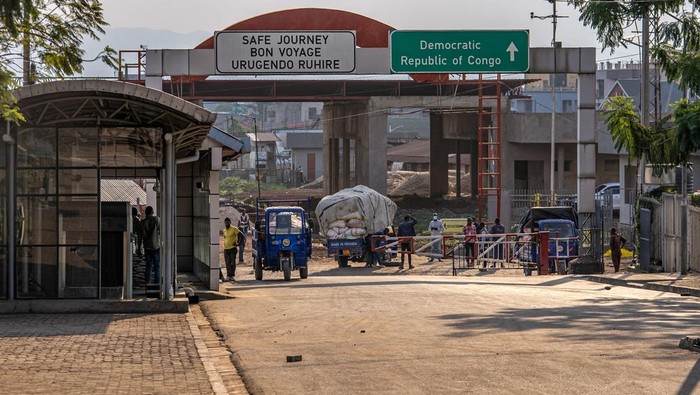Traders wait for clearance at the border crossing point in Gisenyi, as Rwanda tightens health screening following an Ebola outbreak caused by the Bundibugyo virus in DR Congo, Rubavu district, Rwanda, May 18, 2026. REUTERS/Jean Bizimana