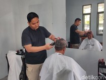 Korban PHK Bangkit Lewat Pelatihan Cukur di Ciamis