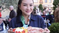 Momen Sarwendah Masak Buat Bekal Anak hingga Kulineran Seru di Eropa