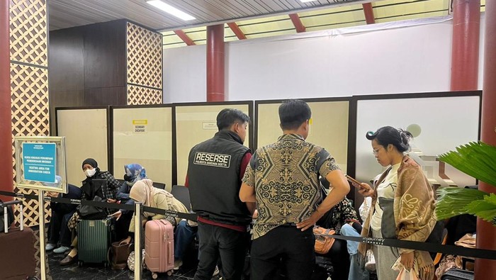 Satgas Haji Polri melakukan penindakan terhadap jemaah haji ilegal di Bandara Soetta