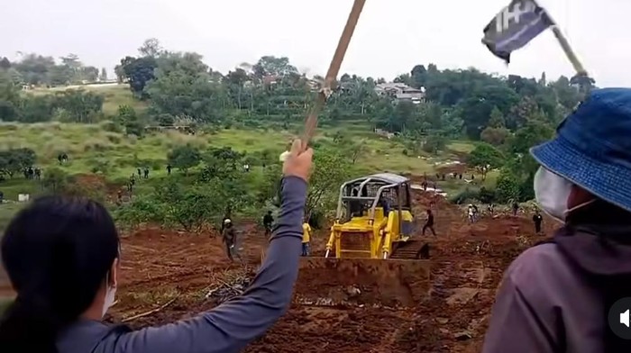 Sejumlah wanita menghadang alat berat di Desa Sukaluyu, Kecamatan Tamansari, Kabupaten Bogor.