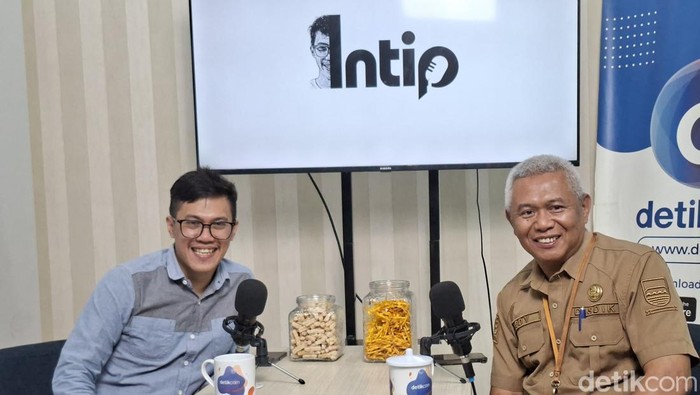 Sekretaris Dinas Pendidikan Kota Bandung Edy Suparjoto dalam bincang-bincang podcast Intip di detikJabar