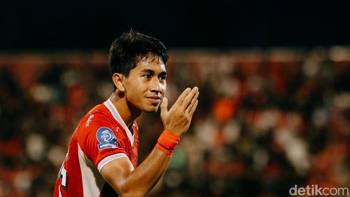 Selebrasi Made Tito Wiratama usai mencetak gol keempat Bali United sekaligus gol debut musim ini saat mengalahkan Bhayangkara FC di Stadion Kapten I Wayan Dipta, Minggu (17/5/2026).