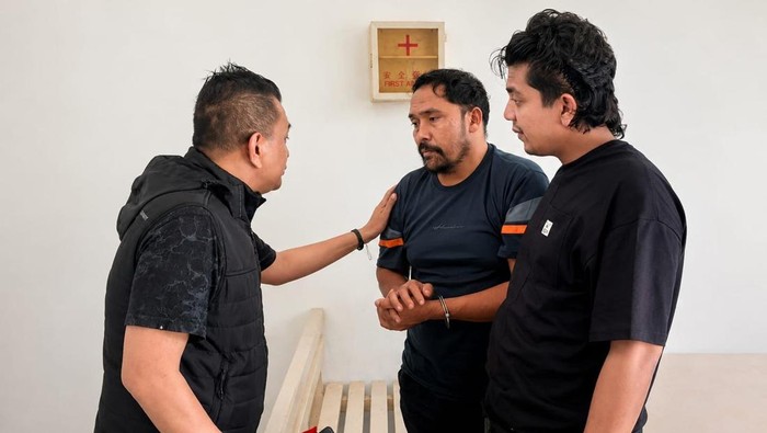 Sertu Majid Bone (tengah) saat ditangkap terkait kasus pencabulan bicah SD di Konawe Selatan.
