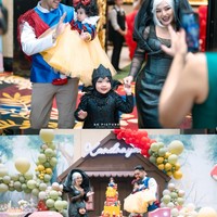 Xandraya tampil dengan kostum Snow White, senada dengan sang ayah yang cosplay menjadi pangeran. Sementara Siti dan putri pertamanya, Xarena, kompak menjadi penyihir dengan mengenakan busana berwarna hitam. Foto: Instagram/@sitibadriahh