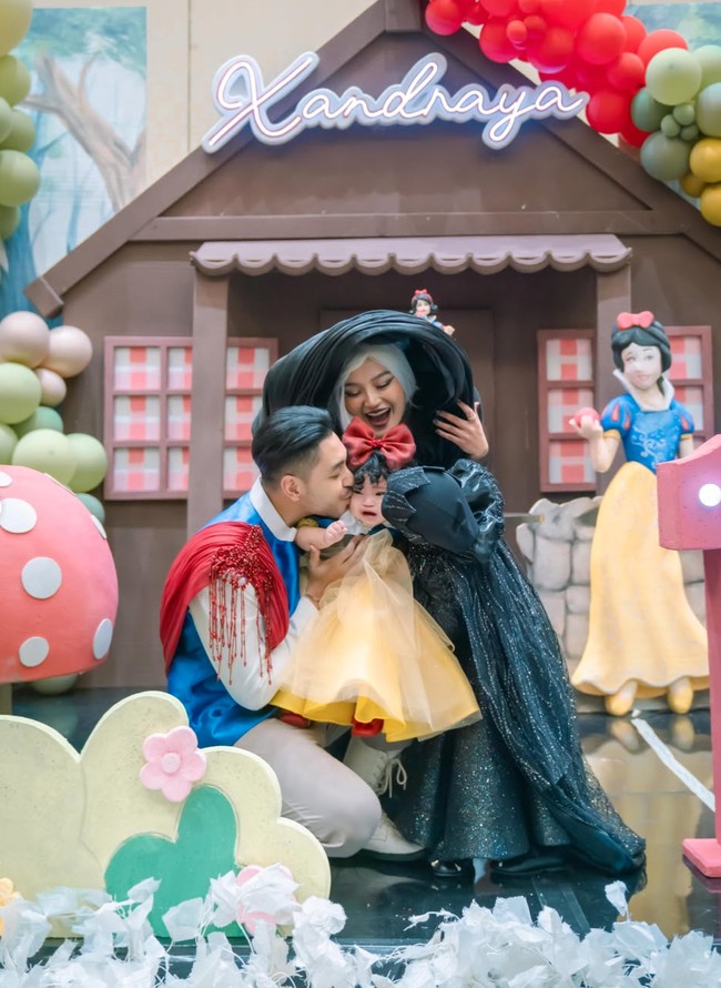 Kostum yang dikenakan Siti sendiri diketahui merupakan rancangan Alvin Oey. Dalam unggahan sang desainer, ia mengungkapkan bahwa kostum yang dikenakan Siti terinspirasi dari penyihir misterius di film Snow White. Siluetnya dipahat pas di tubuh dengan tekstur hitam seperti cairan, sementara lapisan organza tipis dibentuk menjadi lingkaran cahaya yang melayang di sekitar siluet, menciptakan kehadiran yang hampir menghantui tanpa kehilangan feminitasnya, tulisnya. Foto: Instagram/@sitibadriahh