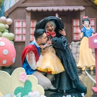 Kostum yang dikenakan Siti sendiri diketahui merupakan rancangan Alvin Oey. Dalam unggahan sang desainer, ia mengungkapkan bahwa kostum yang dikenakan Siti terinspirasi dari penyihir misterius di film Snow White. Siluetnya dipahat pas di tubuh dengan tekstur hitam seperti cairan, sementara lapisan organza tipis dibentuk menjadi lingkaran cahaya yang melayang di sekitar siluet, menciptakan kehadiran yang hampir menghantui tanpa kehilangan feminitasnya, tulisnya. Foto: Instagram/@sitibadriahh