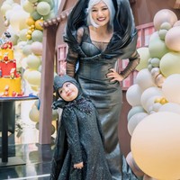 Penampilan putri pertamanya, Xarena, dengan gaun hitam bertabur payet berkilauan juga tak kalah curi atensi. Lengkap dengan hijab warna hitam polos, Xarena tampil imut menggemaskan. Foto: Instagram/@sitibadriahh