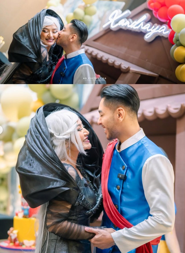 Siti juga memamerkan momen mesranya dengan sang suami, Krisjiana. Dalam salah satu foto terlihat Krisjiana mengecup mesra pipi sang istri. Foto: Instagram/@sitibadriahh