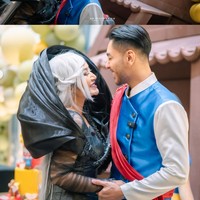 Siti juga memamerkan momen mesranya dengan sang suami, Krisjiana. Dalam salah satu foto terlihat Krisjiana mengecup mesra pipi sang istri. Foto: Instagram/@sitibadriahh