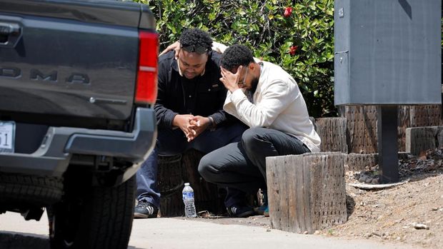 Suasana lokasi kejadian yang dilaporkan sebagai situasi penembakan aktif di Islamic Center, San Diego California, AS, Senin (18/5/2026). (REUTERS/Mike Blake)