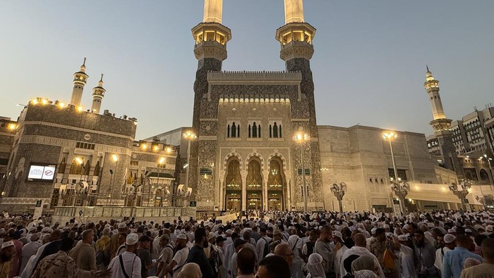 Muslims walk near the Grand Mosque, ahead of the annual hajj pilgrimage, in Mecca, Saudi Arabia, May 19, 2026. Picture taken with a mobile phone. REUTERS/Ibraheem Abu Mustafa