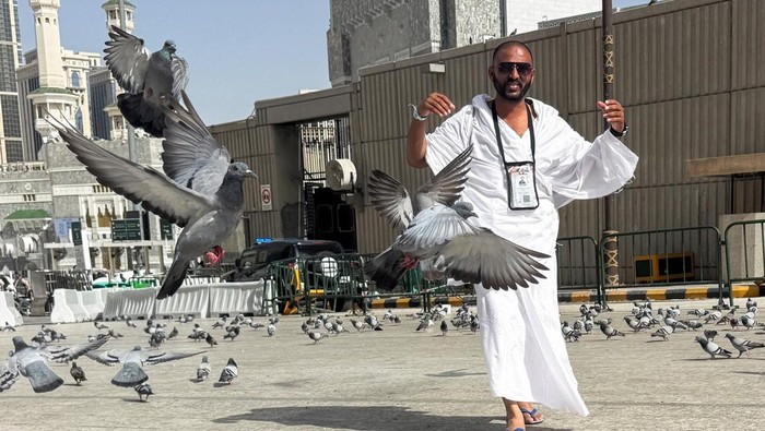 Suasana Makkah Jelang Puncak Ibadah Haji Muslims walk near the Grand Mosque, ahead of the annual hajj pilgrimage, in Mecca, Saudi Arabia, May 19, 2026. Picture taken with a mobile phone. REUTERS/Ibraheem Abu Mustafa