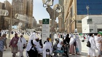 Sejumlah Muslim berjalan di sekitar Masjidil Haram menjelang puncak ibadah haji di Makkah, Arab Saudi, Selasa (19/5/2026). Kawasan Masjidil Haram terus dipenuhi jemaah yang mempersiapkan diri menyambut pelaksanaan ibadah haji tahun ini. REUTERS/Ibraheem Abu Mustafa