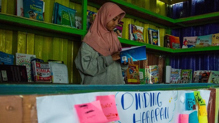Sejumlah anak membaca di atas perahu saat mengikuti kegiatan Taman Anak Pesisir di kawasan Cilincing, Kalibaru, Jakarta, Senin (18/5/2026). Ruang belajar yang didirikan sejak 2019 tersebut menjadi wadah edukasi alternatif bagi anak-anak di kawasan pesisir melalui kegiatan literasi, seni musik tradisional, dan lagu nasional untuk memotivasi semangat belajar mereka. ANTARA FOTO/Ahmad Naufal Oktavian/hma/nz