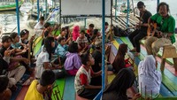 Selain membaca, anak-anak juga mengikuti kegiatan seni musik tradisional dan lagu nasional untuk menumbuhkan semangat belajar. ANTARA FOTO/Ahmad Naufal Oktavian
