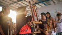 Anak-anak yang datang tidak hanya diajarkan membaca dan menulis, tetapi juga mendapatkan pelajaran lain seperti bahasa Mandarin, mengaji, hingga pendidikan karakter. Berbagai aktivitas tersebut dilakukan untuk memperluas pengetahuan sekaligus membangun rasa percaya diri anak-anak pesisir.