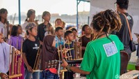 Taman Anak Pesisir didirikan oleh Mas Aceng yang berkomitmen membantu anak-anak di kawasan pesisir agar memiliki pendidikan dan wawasan yang lebih baik. Berawal dari kepeduliannya melihat banyak anak belum bisa membaca, ia kemudian mengajar secara sukarela di lingkungan tempatnya mencari nafkah sebagai pengamen.