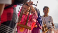 Selain kegiatan literasi, para peserta juga diajarkan keterampilan seni musik tradisional. Anak-anak tampak antusias mengikuti latihan bermain angklung yang dipandu oleh Mas Noval, seorang sukarelawan yang rutin mengajar di tempat tersebut.
