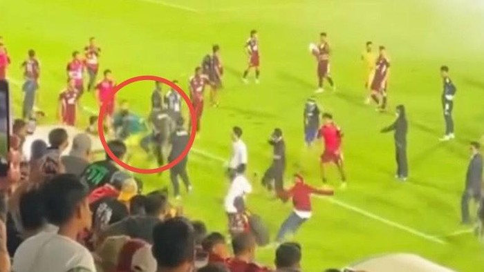 Tangkapan layar saat suporter PSM bernama Adit menendang pemain Persib di Stadion Gelora BJ Habibie.