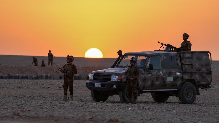 Tentara Irak berpatroli di perbatasan Irak-Arab Saudi (dok. AFP/QASSEM AL-KAABI)