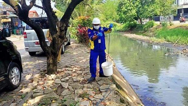 Tim pengawas DLH Kota Bekasi memeriksa dan pengamatan visual, serta pengambilan sampel air Kali Rawalumbu yang berubah warna jadi biru. (dok Pemkot Bekasi)