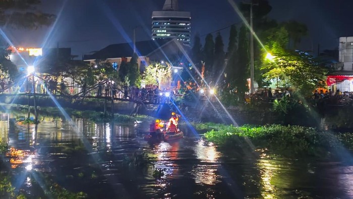 Tim SAR mencari korban tenggelam di Kanal Pampang Makassar.