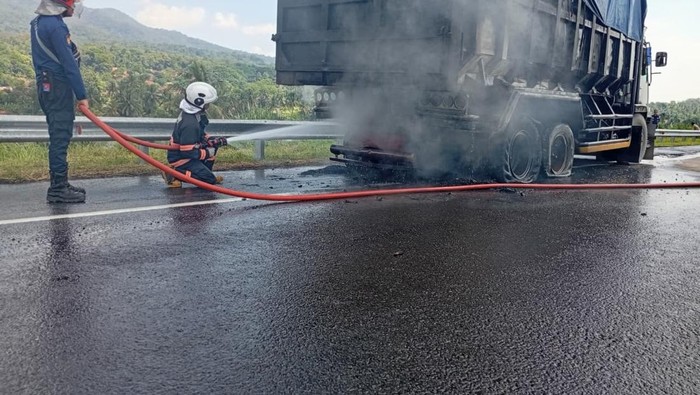 Truk pasir terbakar di Tol Cisumdawu