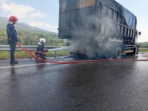 Ban Meledak, Truk Pasir Ludes Terbakar di Tol Cisumdawu