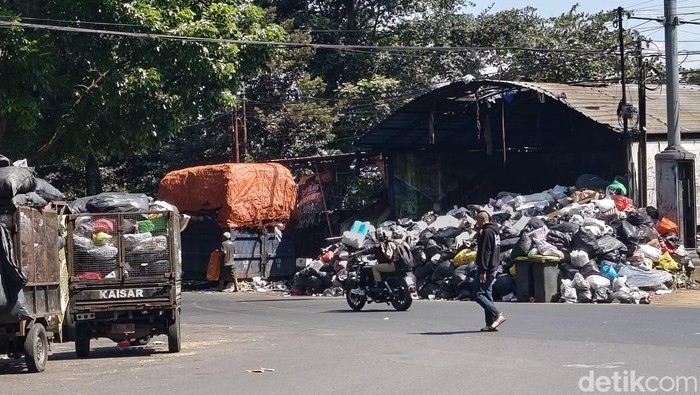 Tumpukan sampah di Tamansari Bandung.