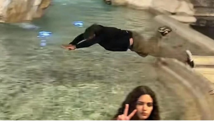 Turis melompat ke kolam Trevi Fountain