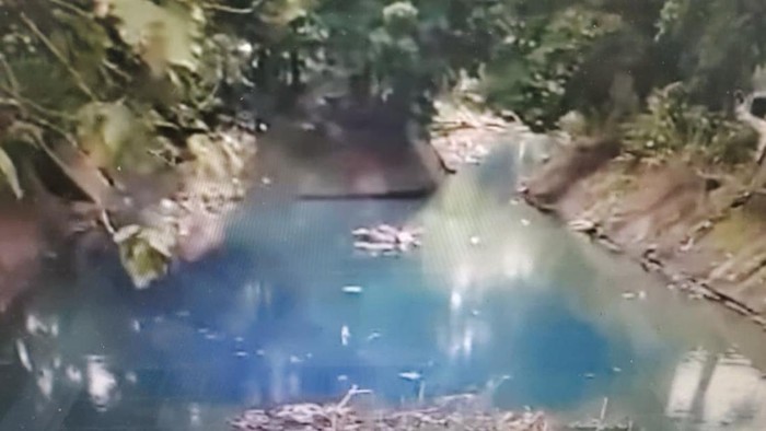 Video menunjukkan air Kali Rawalumbu Kota Bekasi berwarna biru viral di medsos. Pemkot Bekasi mengungkap dugaan penyebab perubahan warna di kali tersebut. (dok Istimewa/repro)