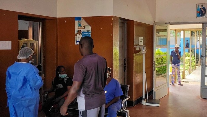 A man is carried from an ambulance as he arrives at Bunia General Referral Hospital following confirmation of an Ebola outbreak involving the Bundibugyo strain in Bunia, Ituri province, Democratic Republic of Congo, May 16, 2026.  Picture taken with a mobile phone. REUTERS/Victoire Mukenge     TPX IMAGES OF THE DAY