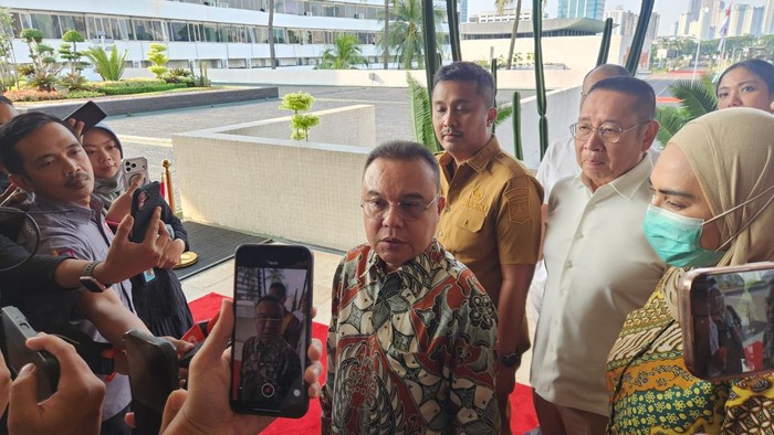 Wakil Ketua DPR Sufmi Dasco Ahmad di kompleks parlemen, Senayan, Jakarta, Selasa (19/5/2026).