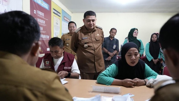 Wali Kota Makassar Munafri Appi Arifuddin meninjau pelayanan Adminduk di Kecamatan Biringkanaya.