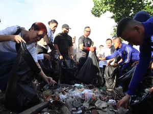 Wamendagri Bareng ASN & Praja IPDN NTB Gelar Gerakan Bersih Pantai