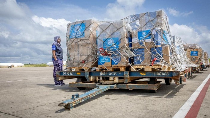 World Health Organization's (WHO) workers mobilise 4.7 tonnes of essential medical supplies and emergency kits to support the affected regions in response to the Ebola outbreak in the Democratic Republic of Congo from the Jomo Kenyatta International Airport (JKIA) in Nairobi, Kenya May 18, 2026.  World Health Organization/Handout via REUTERS THIS IMAGE HAS BEEN SUPPLIED BY A THIRD PARTY