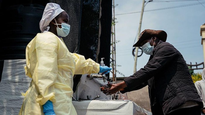 Semua tamu dan pasien harus mencuci tangan dan diperiksa suhu tubuhnya sebelum memasuki RS Kyeshero di Goma, pada 18 Mei 2026. (Jospin Mwisha/AFP via Getty Images)